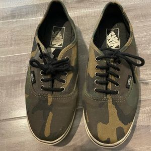 Vans camo shoes size 8